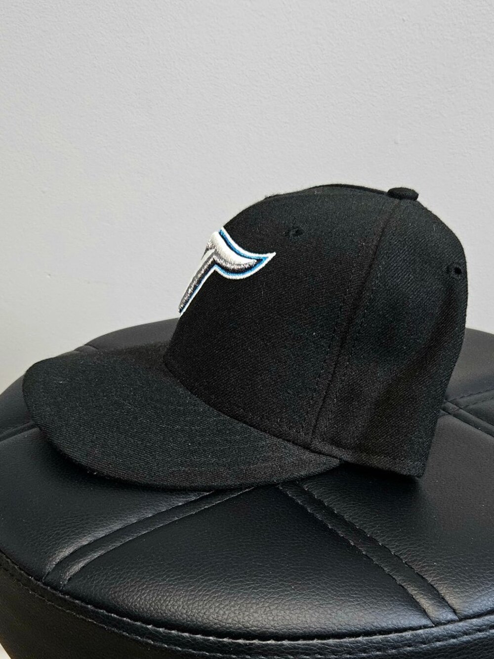Toronto Blue Jays New Era 59FIFTY Black hat – “T” Logo (7 1/4) - Picture 2 of 8